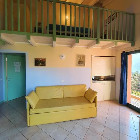 سكن أواسي ديل فياندانتي * Lake Como
