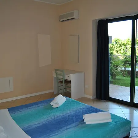 سكن أواسي ديل فياندانتي * Lake Como